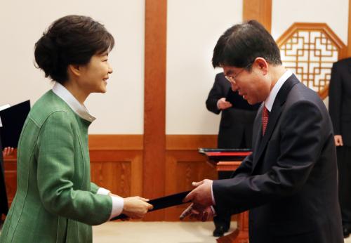 박근혜 대통령 헌법재판관 임명장 및 훈장 수여 이미지