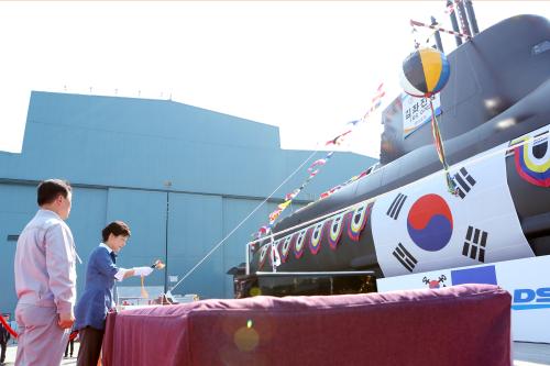 박근혜 대통령 잠수함 김좌진함(KSS-II) 진수식 참석 이미지
