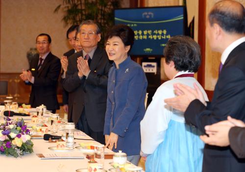 박근혜 대통령 제3기 국민추천포상 수여식 참석 이미지