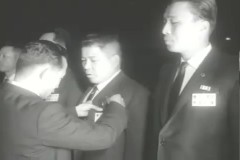 박정희 대통령 모범 공무원에게 뱃지 수여 이미지