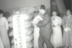 파월 가족에게 쌀 전달(철도청장) 이미지
