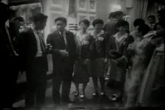 선수대표 담소 및 남여인들 악수 이미지
