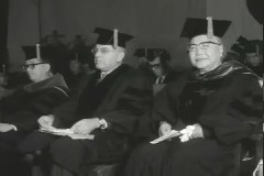 번즈 박사 학위 수여식 이미지