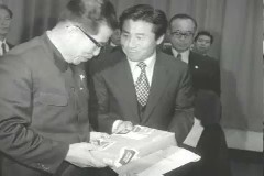 북한 적십자 대표단 선경 직물 시찰 이미지