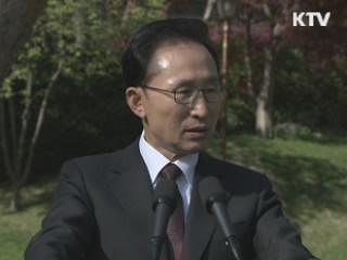 이 대통령 "남북, 무력경쟁 아닌 평화로운 경쟁해야" 이미지