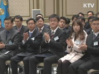 이명박 대통령 "해외자원개발 일관되게 추진해야" 이미지