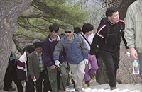 노무현 대통령, 청와대 출입기자단과 북악산 산행 이미지