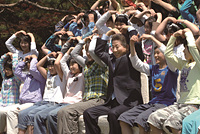 노무현 대통령, 수학여행 온 초등학생들과 기념촬영 이미지