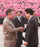 남북정상회담·인사 나누는 노무현 대통령과 김정일 국방위원장 이미지