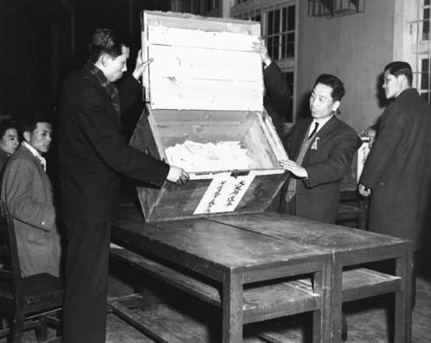 개봉되는 제4대 정부통령 선거 투표함 이미지