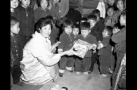 육영수 여사 대구시 보육원 방문 이미지