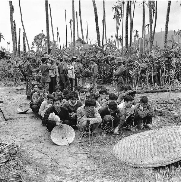 맹호 8호 작전으로 포로가 된 베트콩 이미지