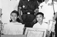 베트남 어린이 한국 해군 그리기대회 입상자 시상식 이미지