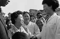 육영수 여사 사당동 난민회 방문 이미지