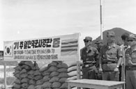 오작교 작전 피난민에 쌀 100포대 전달1 이미지