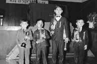 제2회 전국 어린이 영어 말하기대회 심사위원들과 상을 받은 어린이들1 이미지
