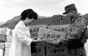 육영수 여사 동해안 침투 무장공비 소탕본부 방문 이미지