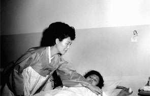 육영수 여사 와우아파트 붕괴사고 부상자 위문 이미지