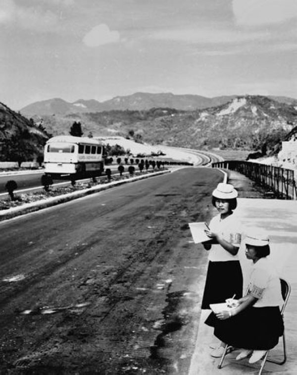 70년 7월7일 개통한 경부고속도로에서 교통량을 측정하는 조사원