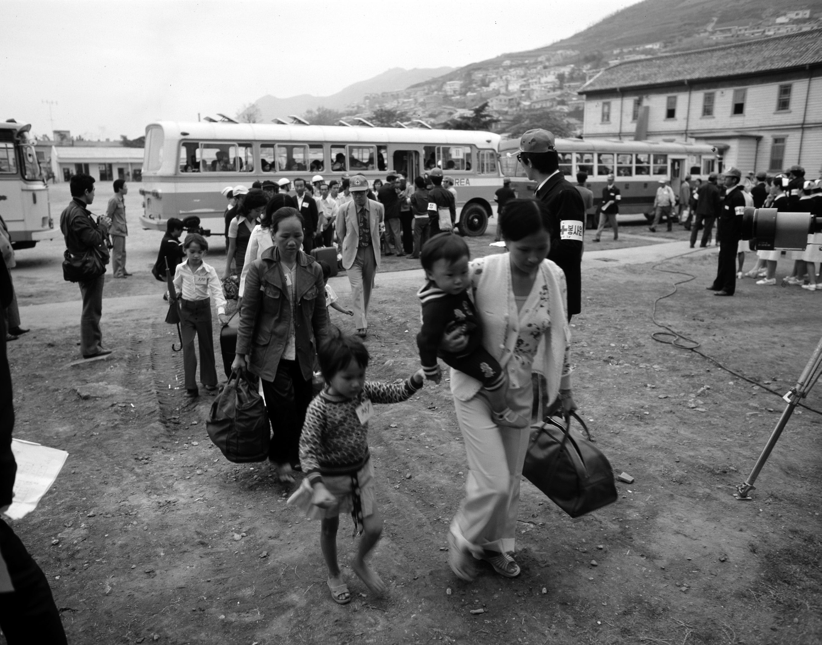 월남 난민 부산 수용소 도착