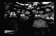 고아원생들에게 고무신 전달(4) 이미지