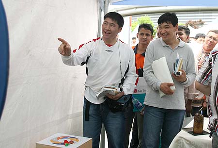 올림픽공원에서 열린 이주노동자축제의 해외홍보 부스 이미지