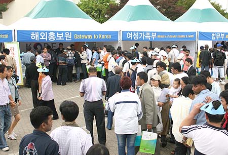 올림픽공원에서 열린 이주노동자축제의 해외홍보 부스 이미지