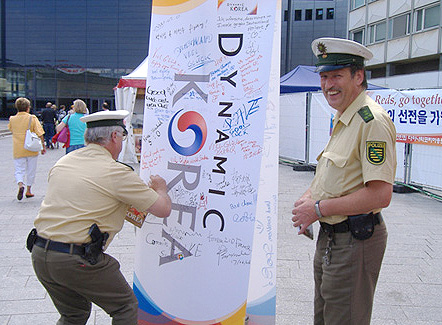 독일 라이프치히 Dynamic Korea 홍보관에서 응원 글귀를 적는 독일 경찰관들 이미지