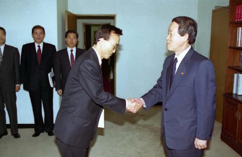 오인환 공보처장관 정종진 감사관 임명장 및 감사장 수여식 이미지