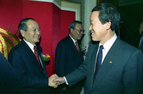 오인환 공보처장관 동아일보 77주년 축하연 참석 이미지