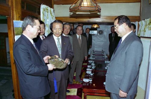 이수성 전 국무총리 재직기념패 수상 이미지