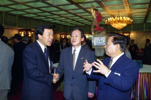 오인환 공보처장관, 남정판 공보처차관 관훈클럽 40주년 기념식 참석 이미지