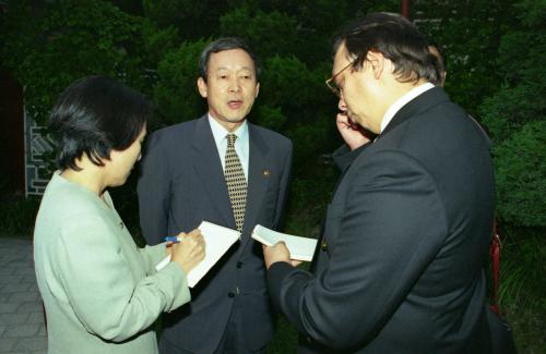 오인환 공보처장관 국제환경언론인대회 참가자와 만찬 이미지