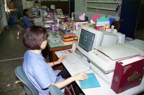 열심히 일하는 근로자(연필공장) 이미지