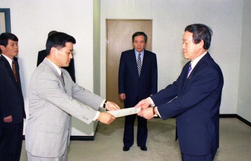 오인환 공보처장관, 남정판 공보처차관 임명장 수여식(13명) 이미지