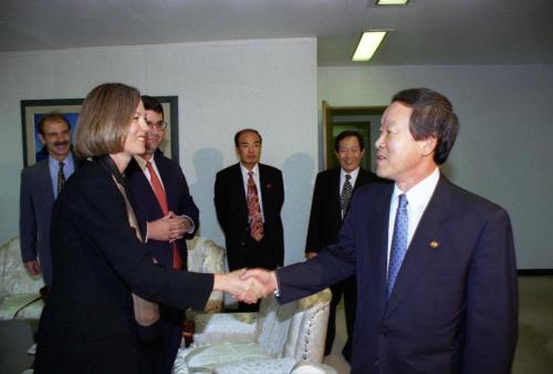 오인환 공보처장관 월스트리트저널지 사장 Karem House 접견 이미지