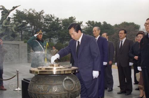 이인제 국민신당 대통령후보 국립현충원 헌화 이미지