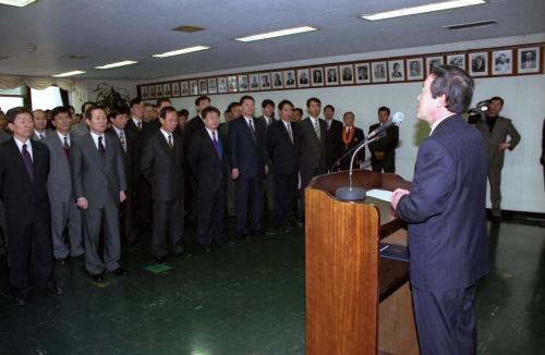 오인환 공보처장관 1997년 공보처 종무식 및 모범공무원 포상 이미지