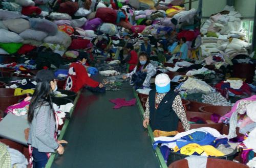 재활용품 공장(헌옷 수출) 이미지