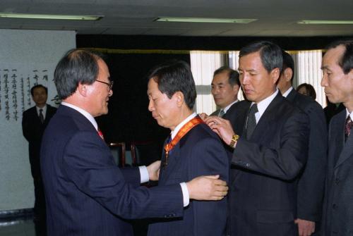 오효진 국무총리 공보실장 1998년 공보실 종무식 이미지