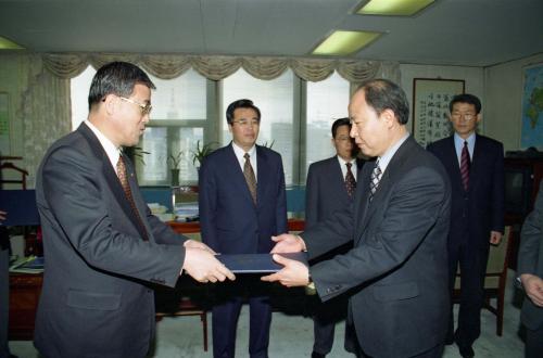 조건호 국무총리 비서실장 장동환 부이사관 승진자 외 4명 임명장 수여식 이미지