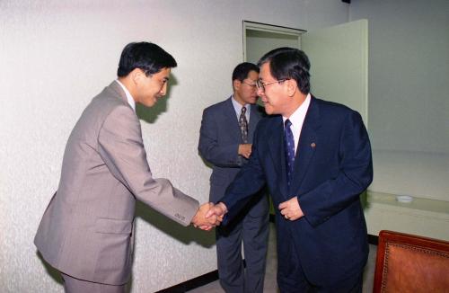오홍근 국정홍보처장 주한 일본대사관 공사일행 접견 이미지