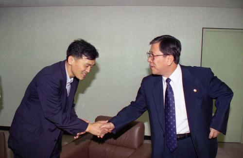 오홍근 국정홍보처장, 이규석 국정홍보처 차장 FEEL지와 인터뷰 이미지