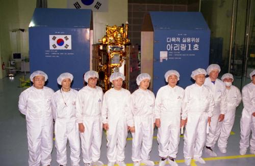 다목적 실용위성 아리랑1호 발사 및 출고일정 발표 이미지