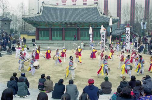 설날 민속문화행사(윷, 줄타기, 농악, 떡썰기) 이미지