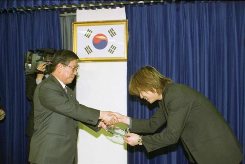 오홍근 국정홍보처장 컨츄리꼬꼬와 제일기획에 감사패 수여 이미지