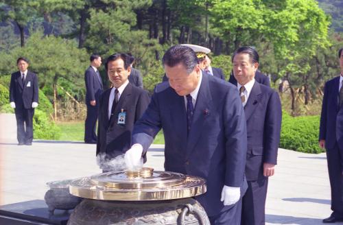 모리 유시로 일본 총리 현충탑 참배 이미지