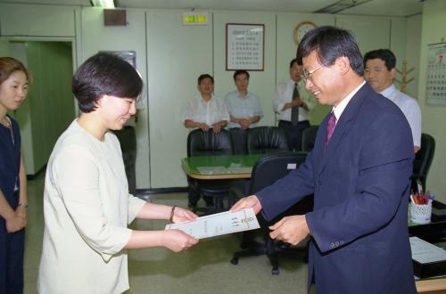 노철호 총무과장 여직원 임용장 수여식 이미지