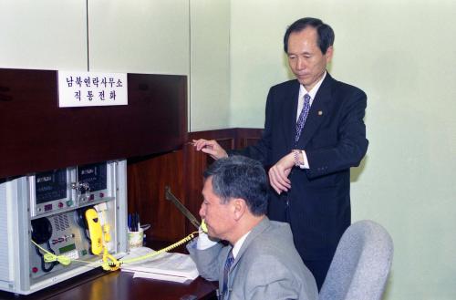 남북 연락사무소 직통전화 재개통 이미지