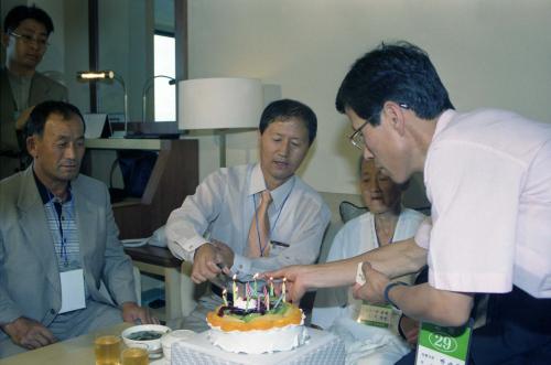 남북이산가족 개별상봉 생일케익(호텔) 이미지